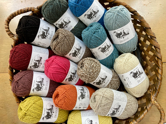 Basket full of colorful Retrosaria Rosa Pomar Brusca yarn