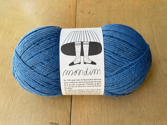 Retrosaria Rosa Pomar Mondim yarn in B570 blue