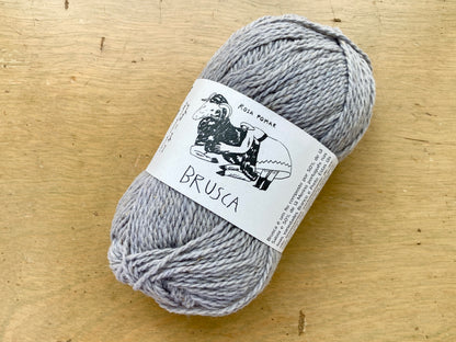 retrosaria Rosa Pomar Brusca a567, light gray yarn